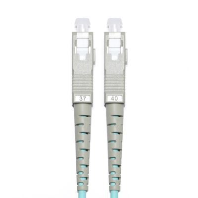 FC สายไฟเบอร์ออปติก Patch Cord OM3 เส้นผ่านศูนย์กลางภายนอก 2.0-3.0 มม. สำหรับกล้องเฝ้าระวังคอมพิวเตอร์ในอาคาร WLAN LAN