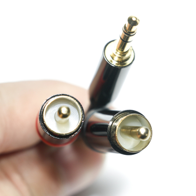 สายสัญญาณเสียงดิจิตอล RCA ชุบโลหะเปลือกหุ้ม PVC สีดำ 3.5 มม. ยาว 1.25 ม. ขั้วต่อสีทองสำหรับเครื่องเสียงรถยนต์